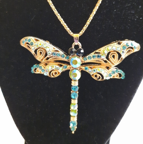 NWT Betsey Johnson Gold and Green Dragonfly Pendant Necklace - Picture 5 of 9